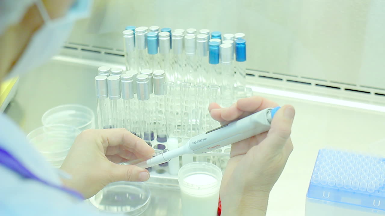 과학 연구. 현대 과학 실험실에서 일하는 화학자. 시험관