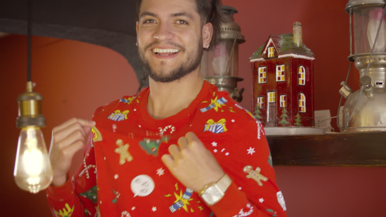 chico guapo con un divertido suéter navideño