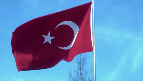 türkische flagge mit halbmond und stern auf rot, flattert im langsamen wind