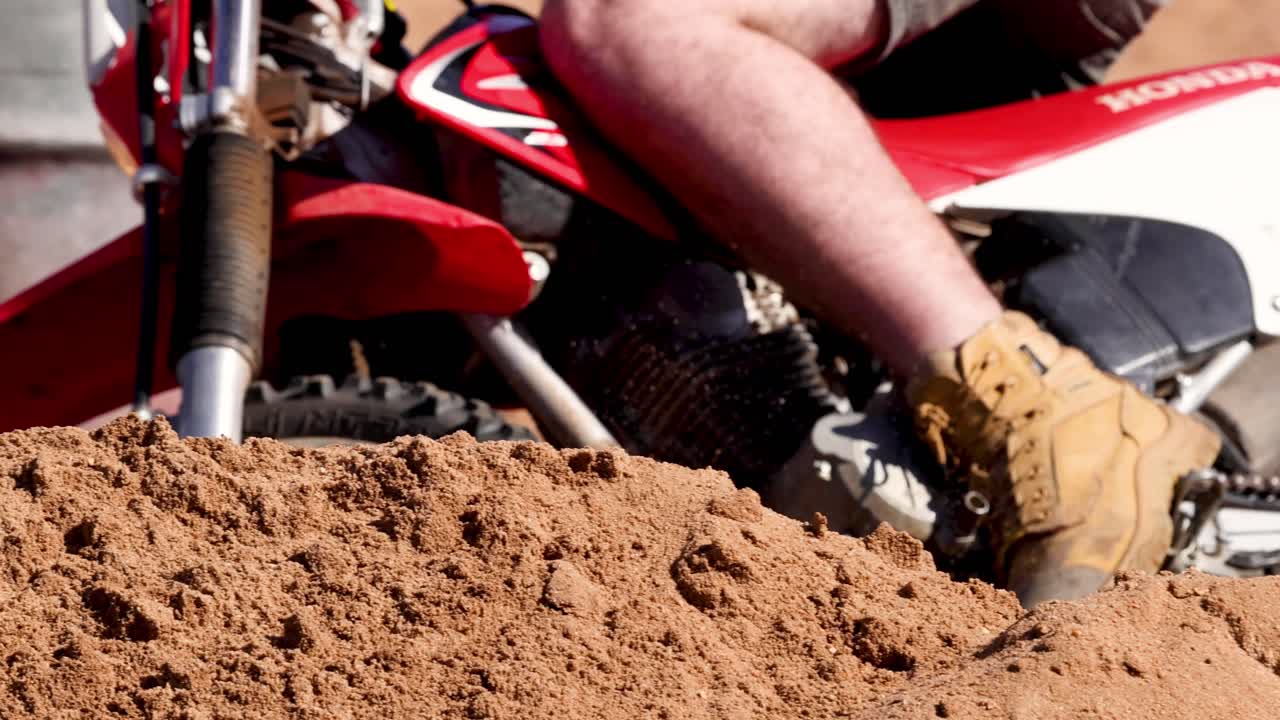 Motocicleta navegando por terreno arenoso em Coonabarabran