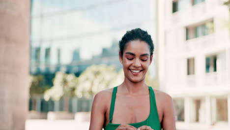 mujer disfrutando de un entrenamiento al aire libre