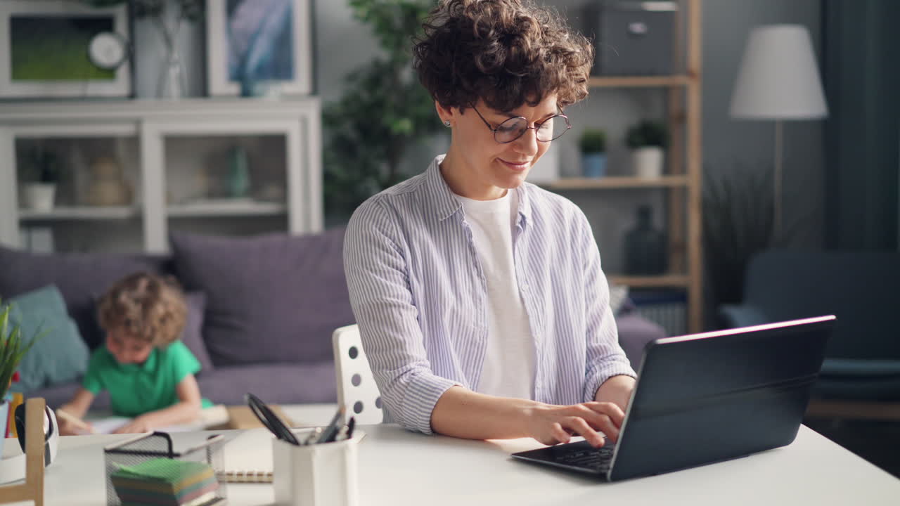 madre y hijo trabajando en casa