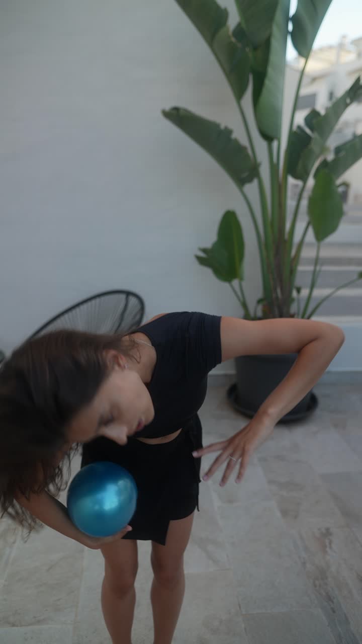 mujer joven practicando yoga y flexibilidad en un jardín