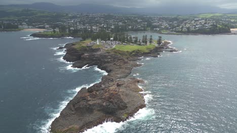 kiama blowhole y faro, paisaje aéreo drone tiro largo viajando a lo largo del cabo rocoso costero y lugar turístico en la costa sur del pacífico