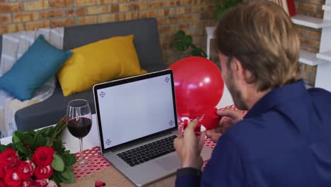 Vista-Trasera-De-Un-Hombre-Caucásico-Mostrando-Un-Anillo-En-Videollamada-En-Casa