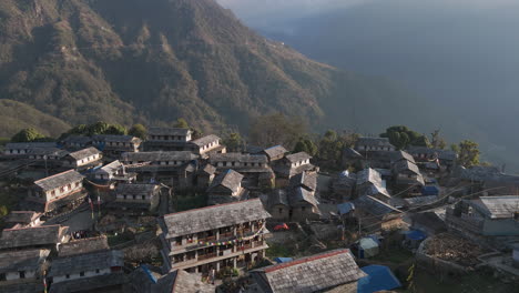 Vista-Aérea-Por-Drones-De-Casas-Tradicionales-Nepalíes-En-La-Aldea-De-Ghandruk,-Kaski,-Nepal