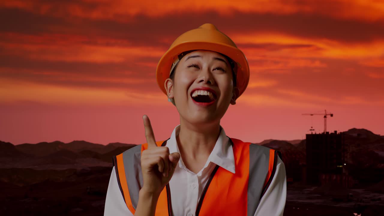 해가 지는 건설 현장에서 흥분한 여성 엔지니어