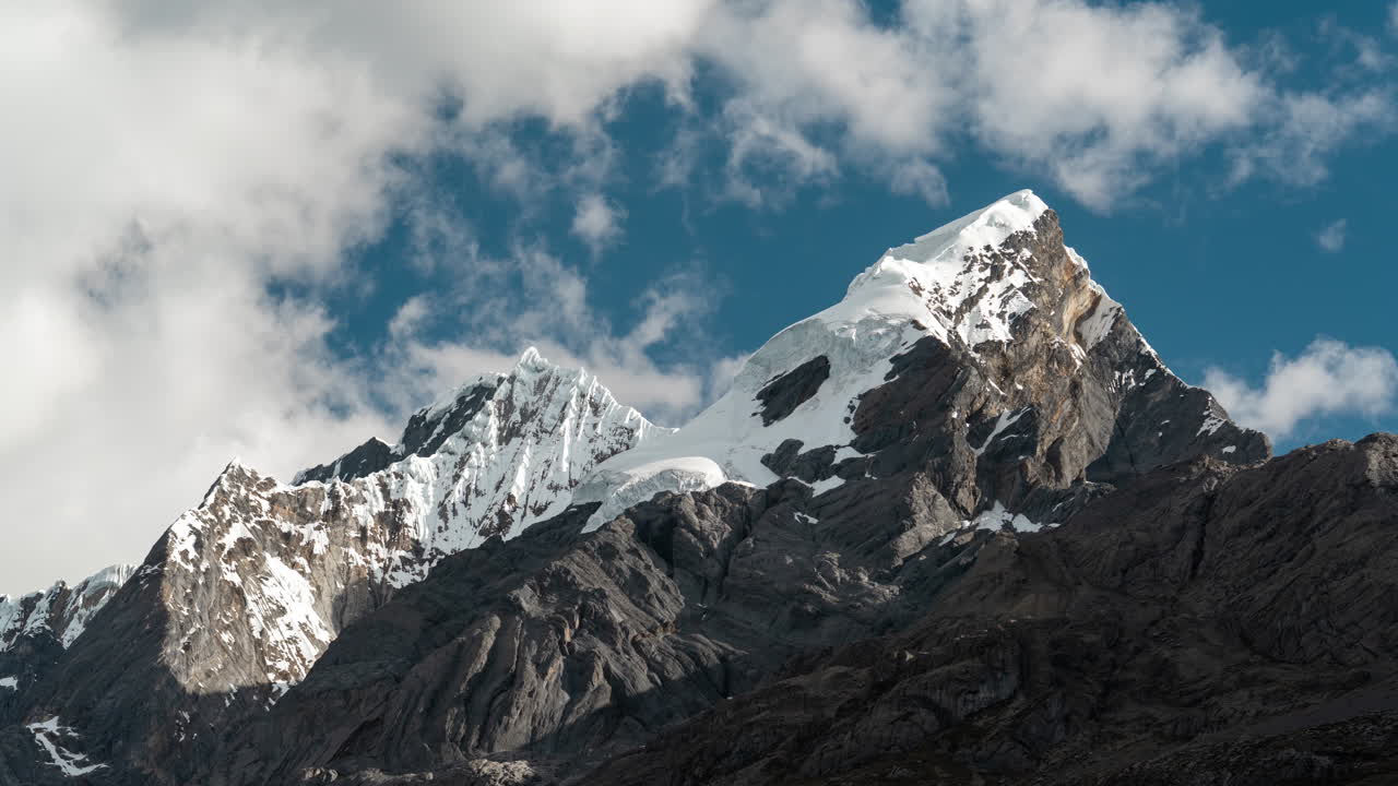 timelapse, nubes sobre las cimas nevadas de los andes en un soleado día de verano, cordillera de huayhuash, perú