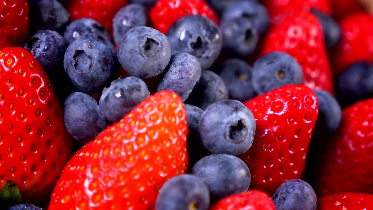 fresas sabrosas con arándanos