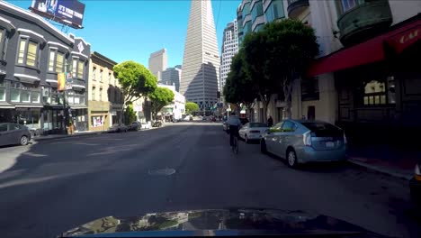 Coche-Siendo-Adelantado-Por-Un-Ciclista-En-El-Centro-De-San-Francisco