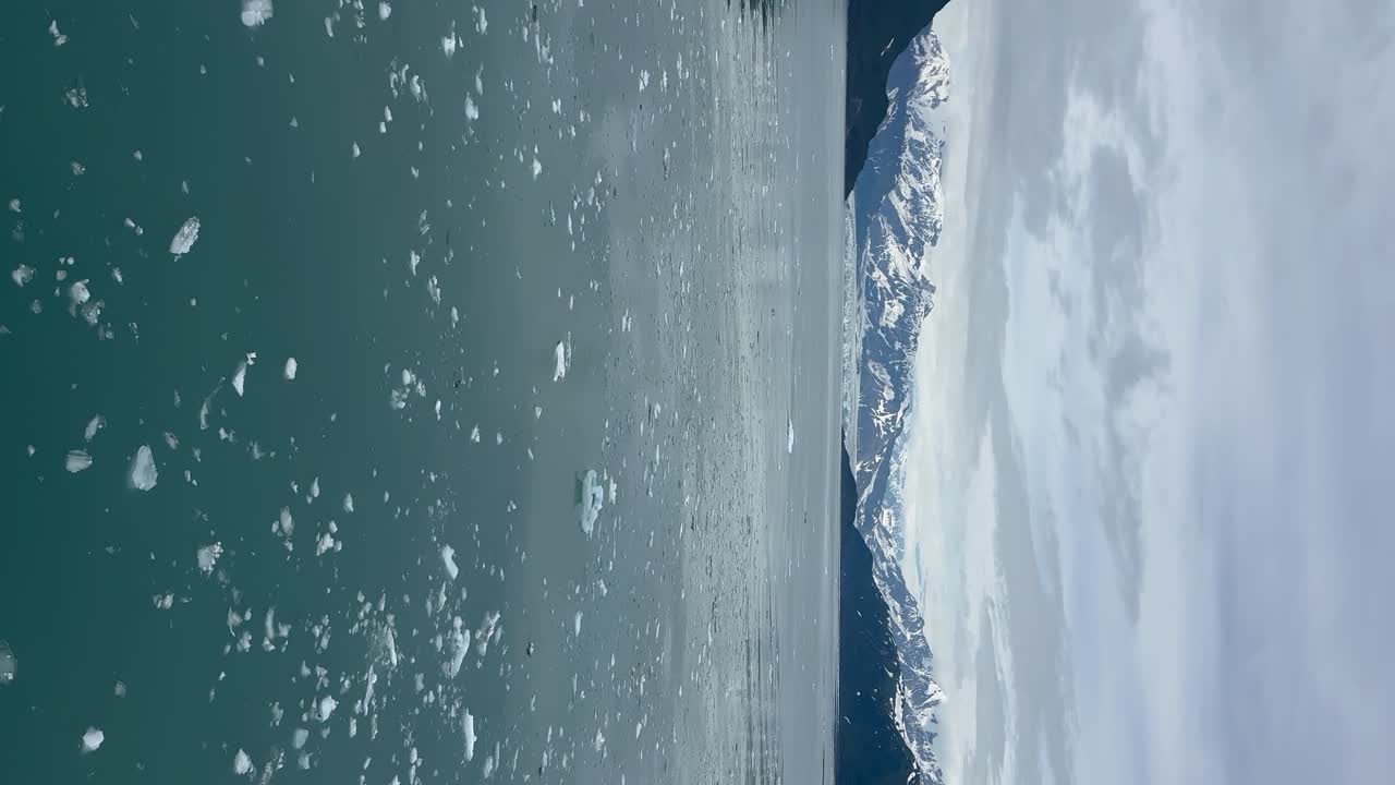 허바드 빙하, 알래스카와 디산칭트 베이에서 떠다니는 얼음 - 수직 방향