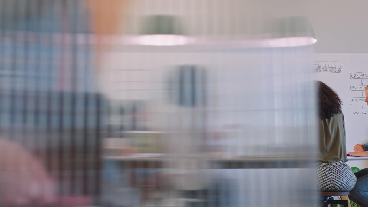 reunión creativa, presentación del gerente con seo