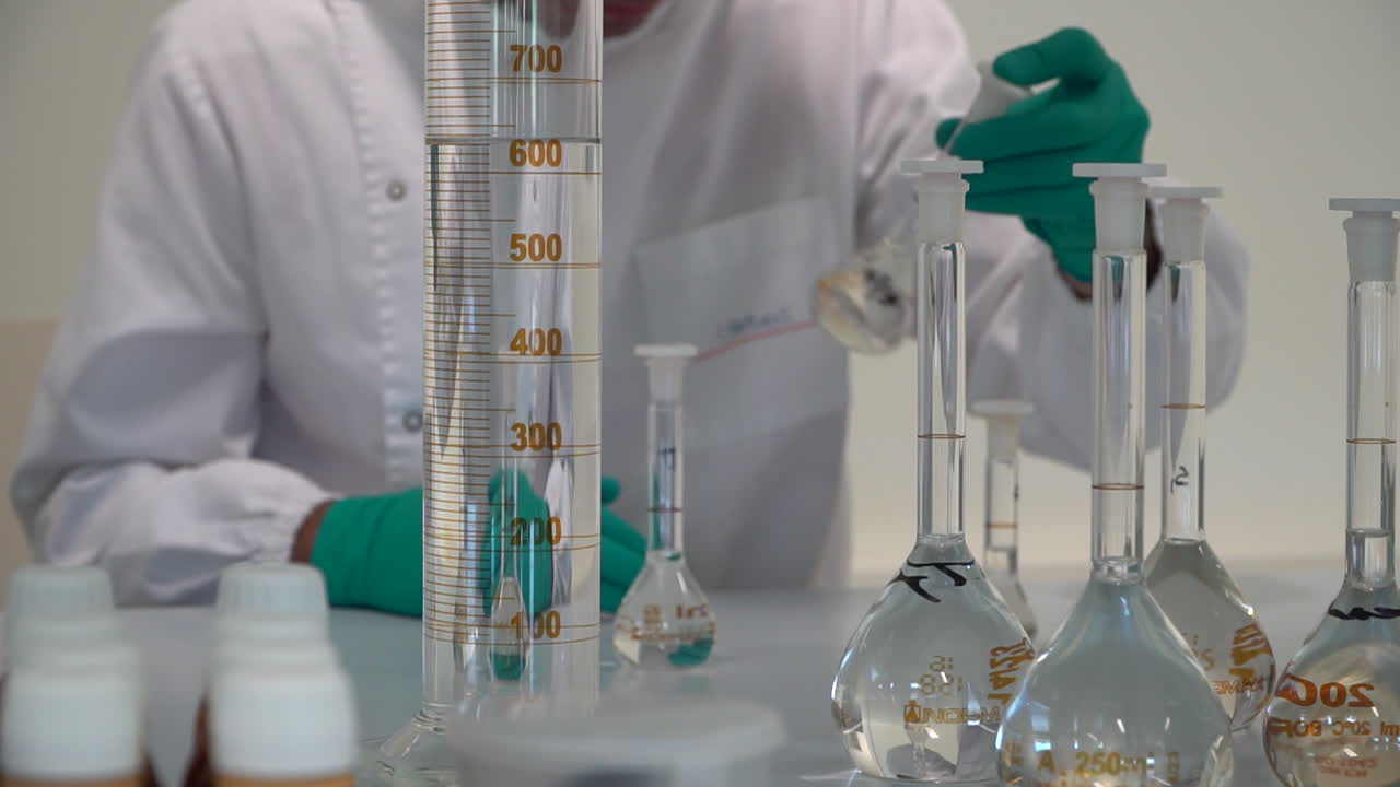 científico que lleva a cabo un experimento en un laboratorio