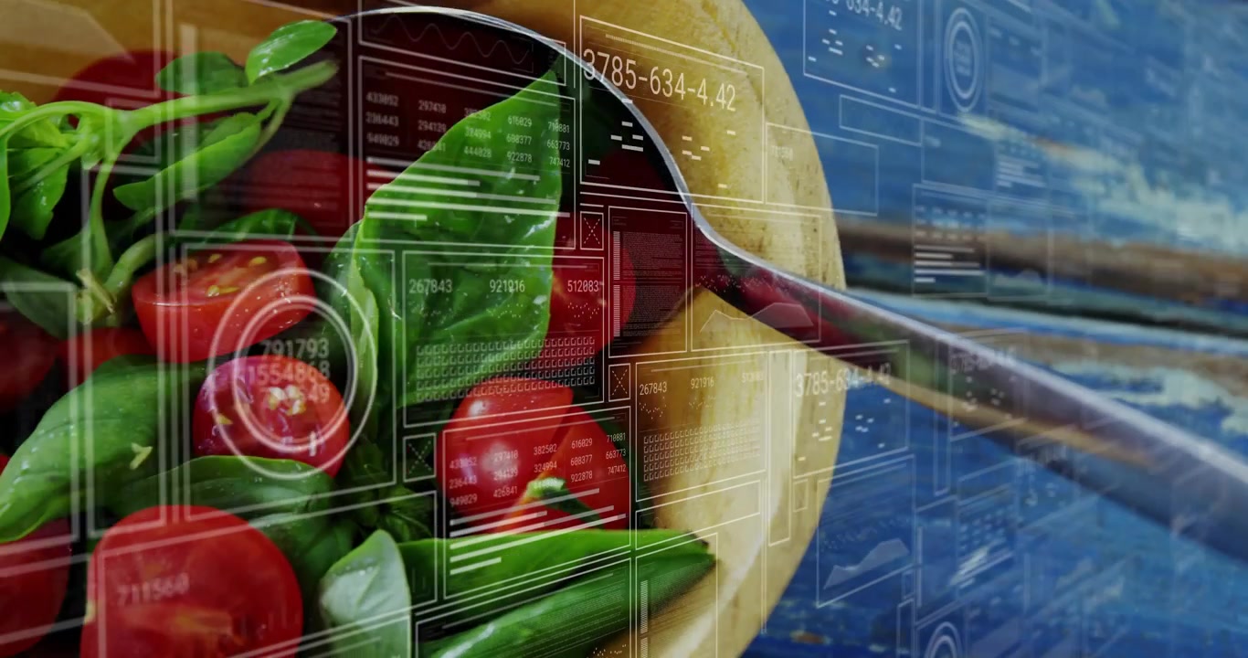 Ensalada fresca en cuenco de madera con superposición de datos digitales.