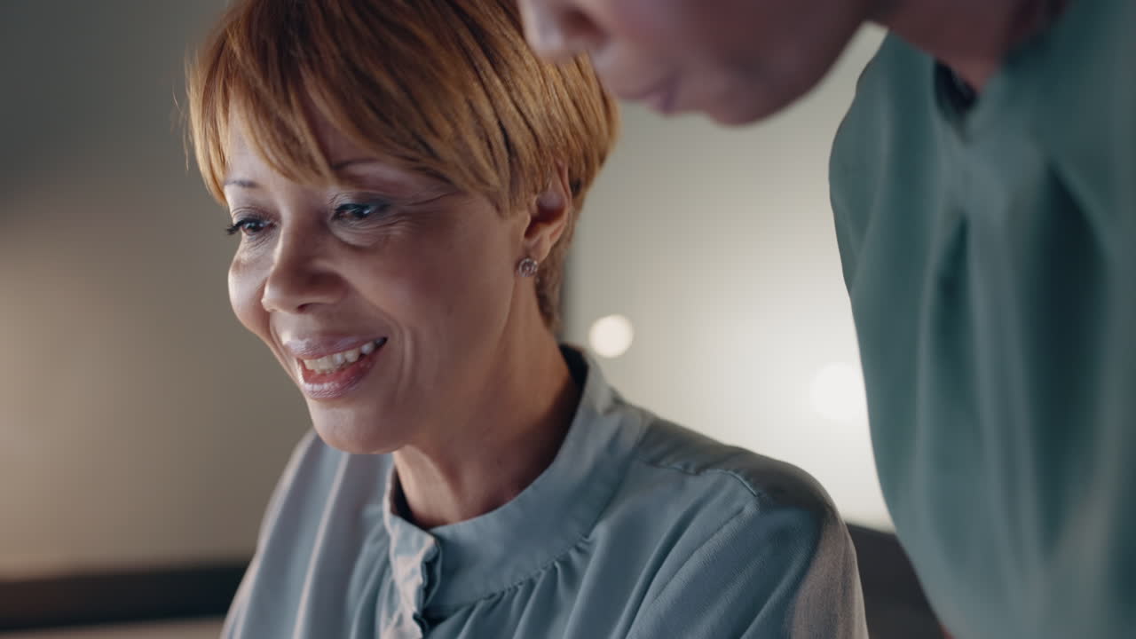 사업가, 여성 및 관리자가 이야기합니다.