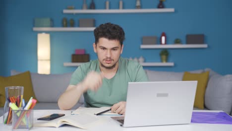 estudiante masculino experimentando pérdida de motivación.