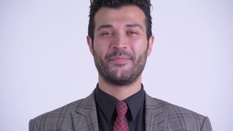 feliz guapo hombre de negocios persa barbudo en traje