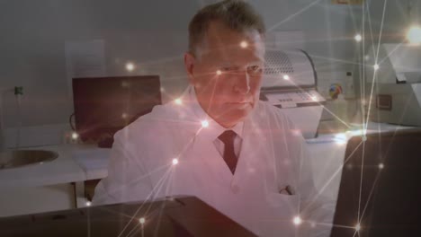 animación de la red de conexiones sobre científico masculino caucásico en el laboratorio