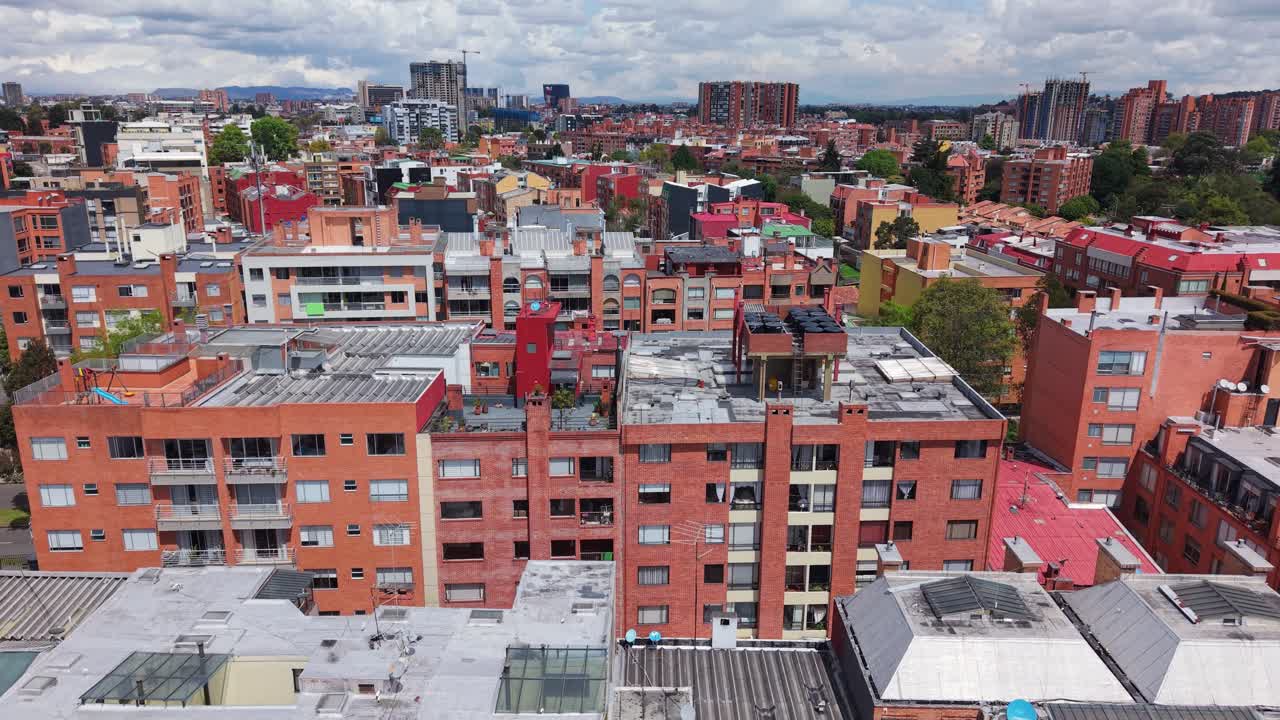 Vista aérea de uma cidade com prédios de tijolos