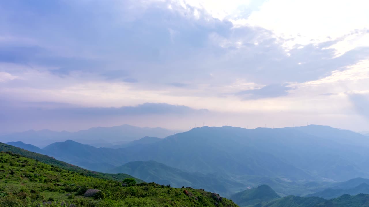 산에 있는 풍력 발전 장비
