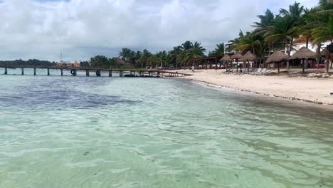 Deck-En-Mahahual-Mexico-Con-La-Increible-Playa-A-La-Vista