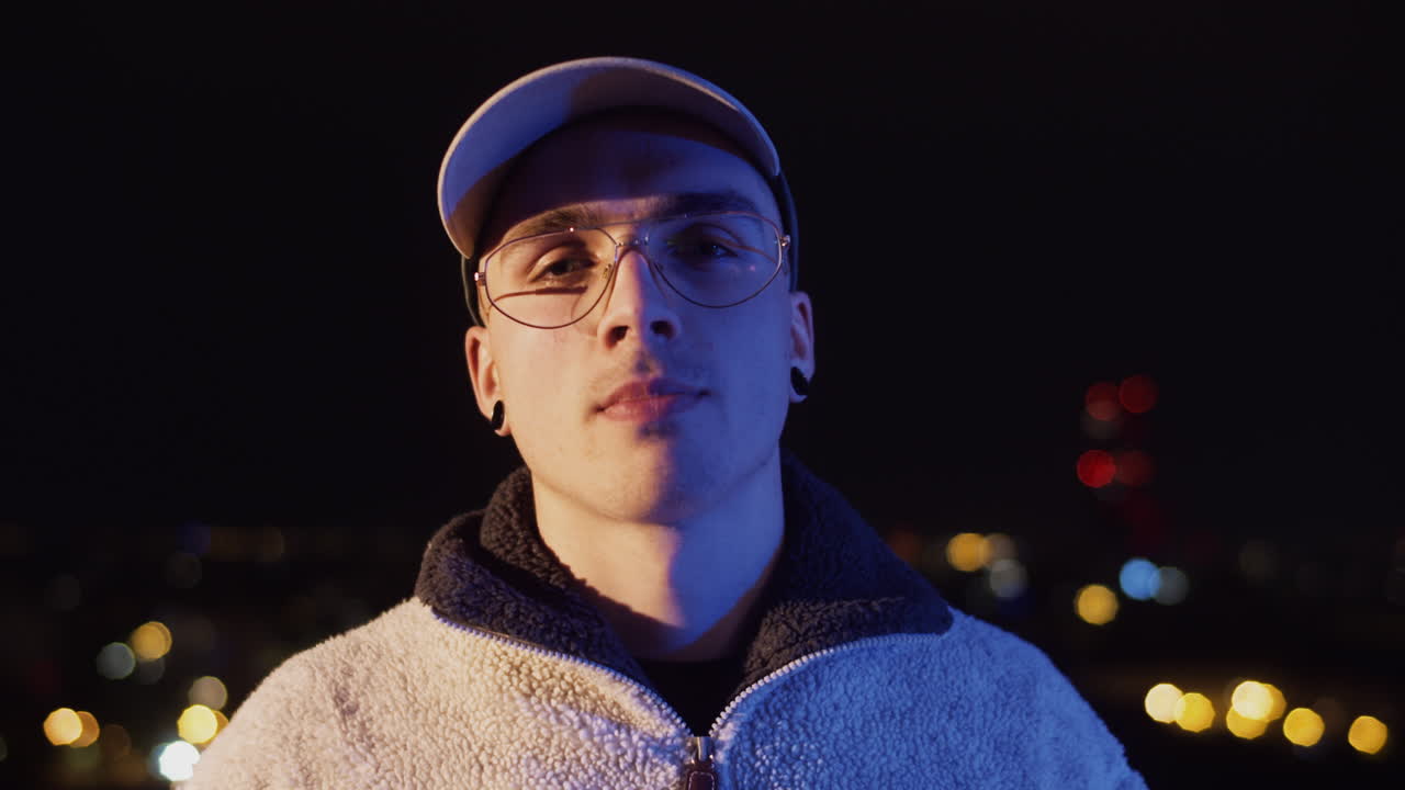 밤에 도시에서 남자