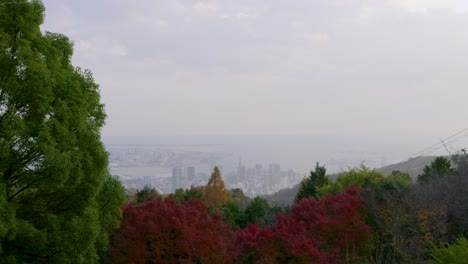 vista panorámica de la ciudad sobre kobe, japón con teleférico durante los colores de otoño