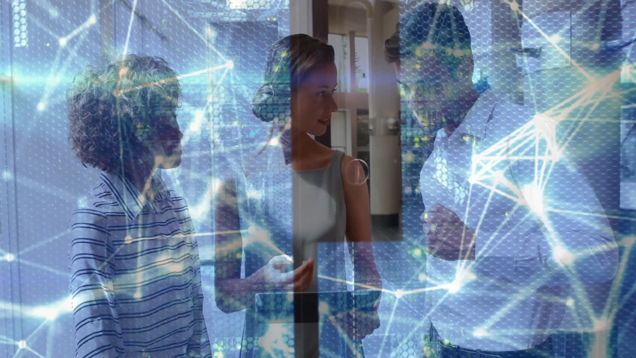 red de conexiones y animación de procesamiento de datos sobre diversas personas en la oficina