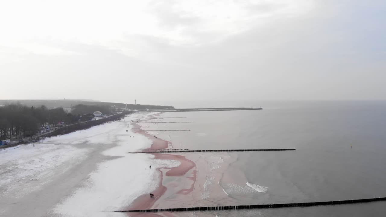 снимок с воздуха песчаного пляжа в устьке зимой