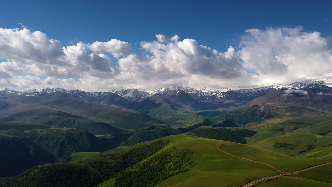 Oblast Elbrus. Let nad vysokohorskou plošinou. Krásná přírodní krajina. V pozadí je vidět hora Elbrus.