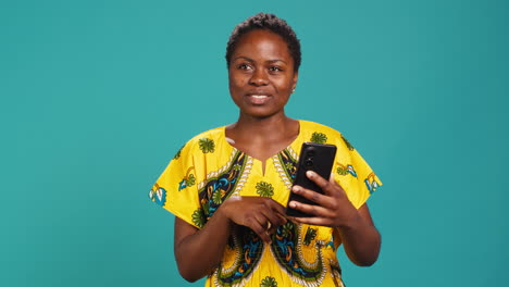 Una-Mujer-Amigable-Y-Positiva-Habla-En-Videollamada-En-Línea-Con-Un-Teléfono-Inteligente