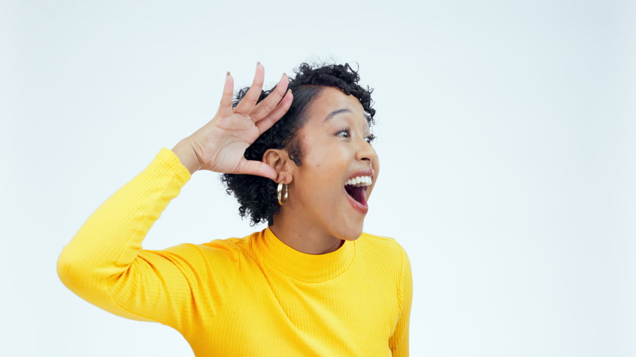 emocionada, mujer cara y mano en la oreja para hablar