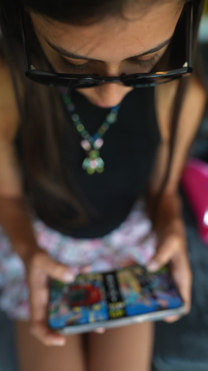 mujer joven usando un teléfono inteligente