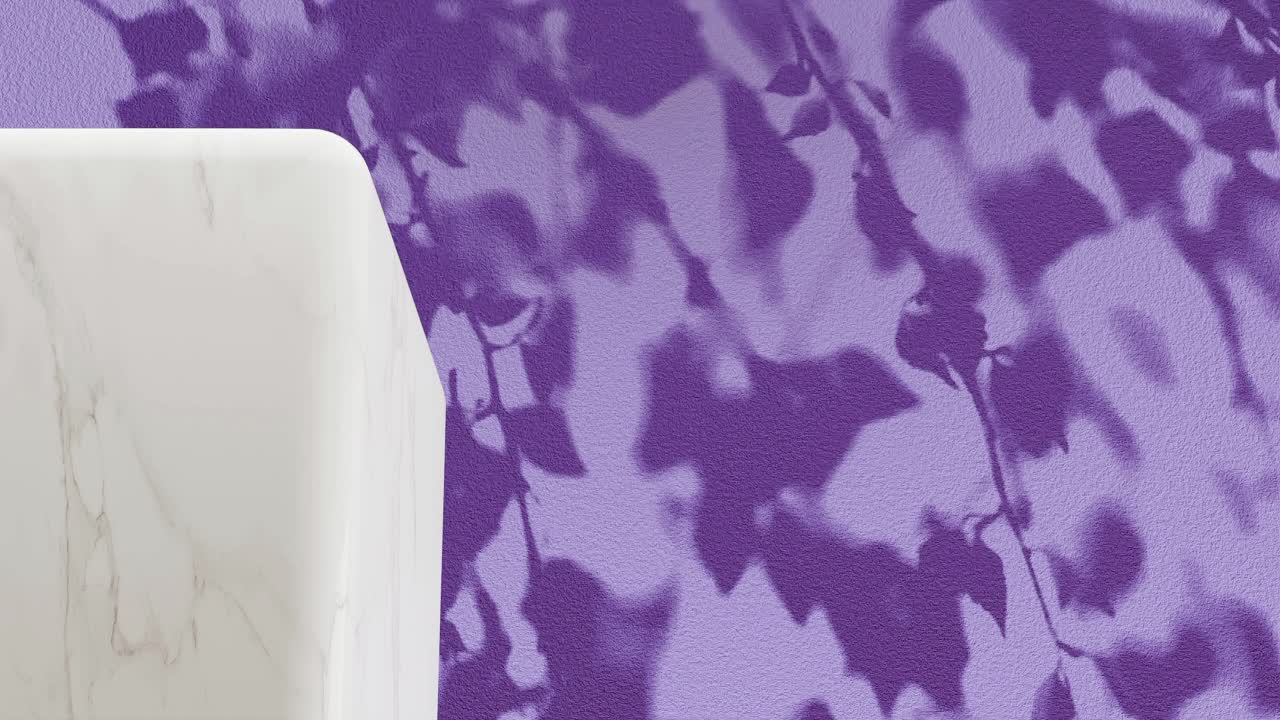 Pedestal de mármol blanco con sombra de ramas sobre un fondo morado