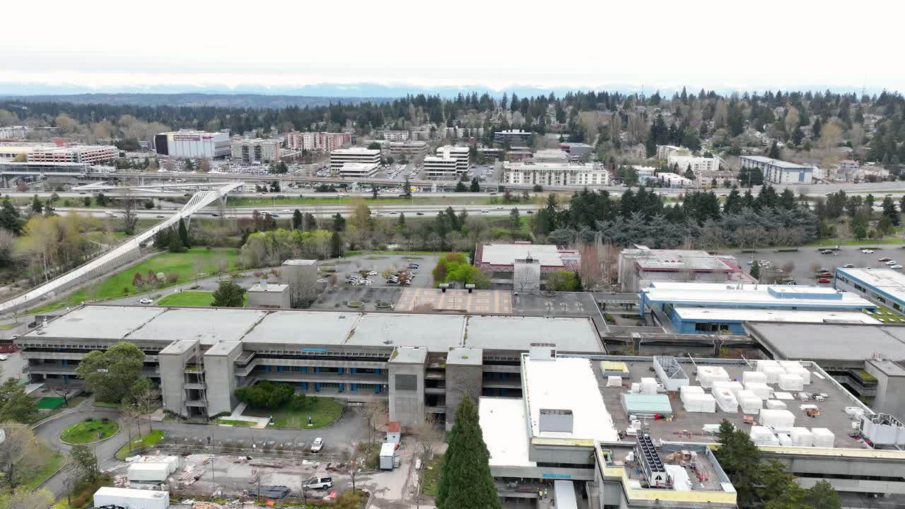 estableciendo una vista aérea de la universidad de north seattle con la construcción en curso