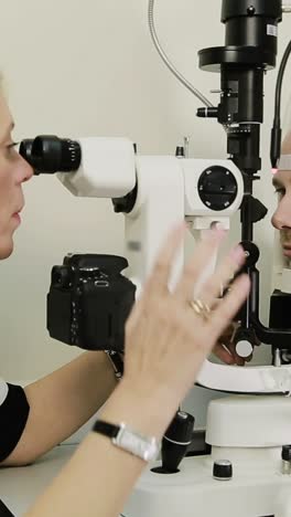 el paciente está siendo examinado ocularmente