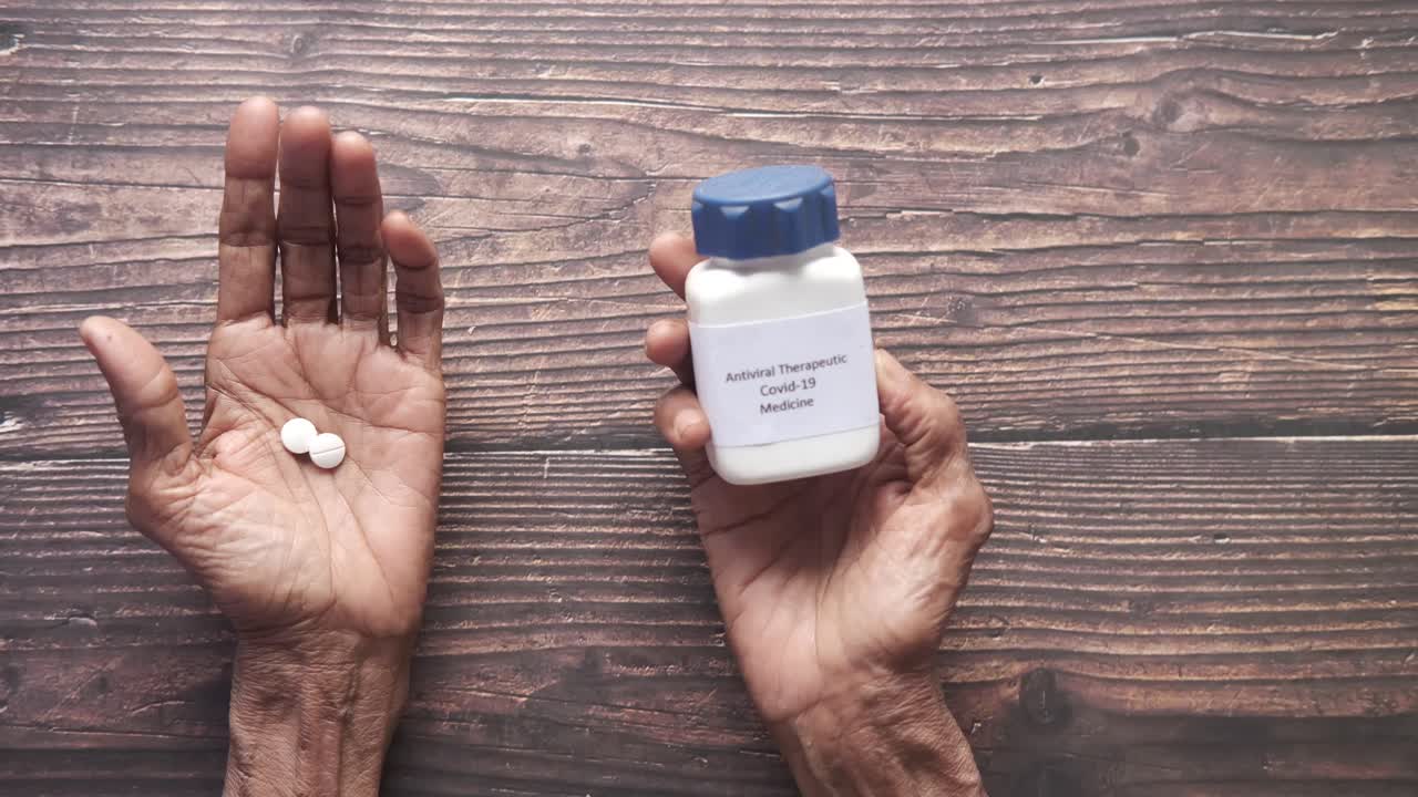 코로나19에 대한 약을 가지고 있는 노인