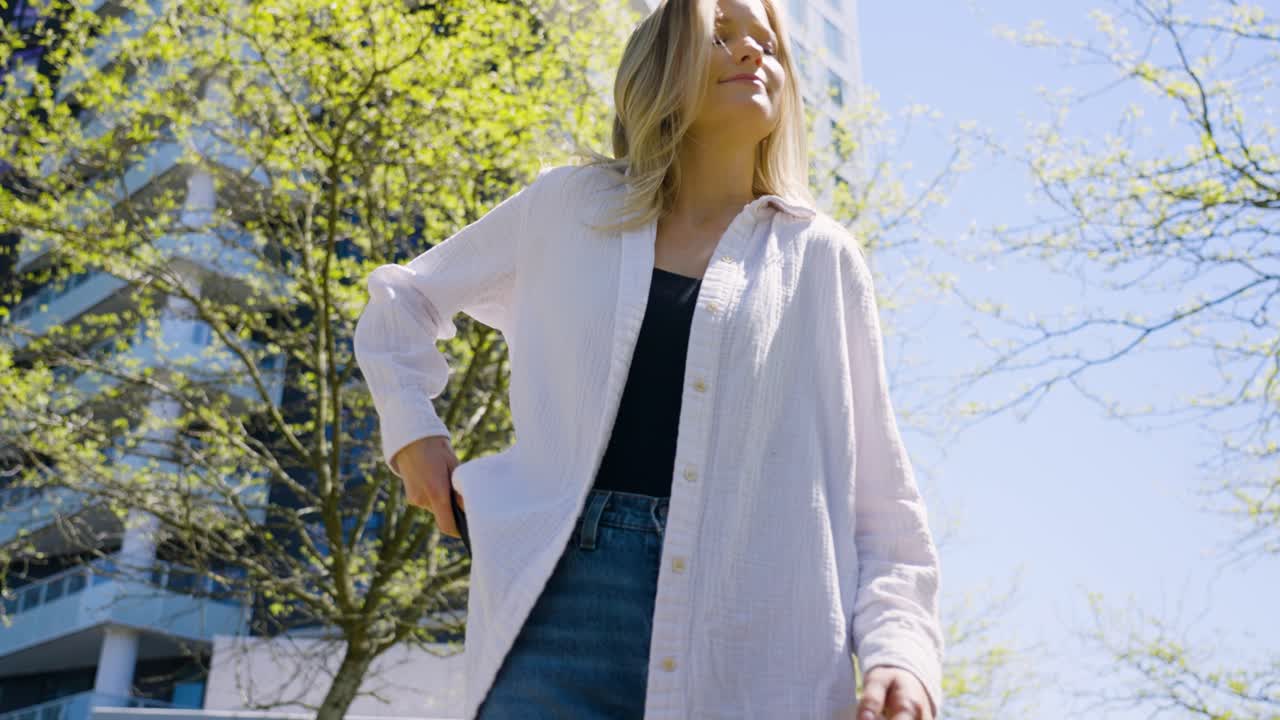 mujer revisando su teléfono para comprobar mensajes de texto, llamadas, etc.