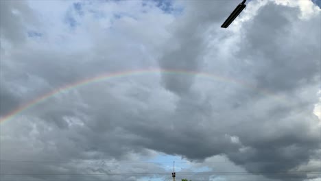 Arco-Iris-Sobre-El-Cielo-Nublado-En-Tailandia