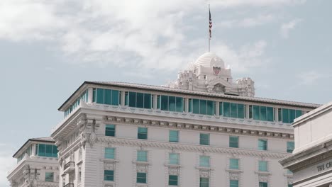 Vista-Superior-Exterior-Del-Edificio-Conmemorativo-De-Joseph-Smith-En-Salt-Lake-City,-Utah,-Con-La-Bandera-De-Los-Estados-Unidos-En-La-Parte-Superior