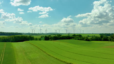 Luftaufnahme-Eines-Grünen-Feldes-Mit-Windturbinen-über-Den-Horizont-Verstreut