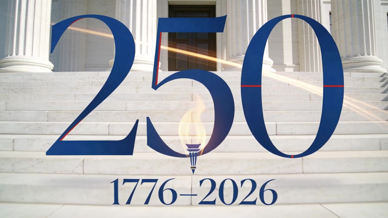 Una scia di luce che scorre anima un 250 blu su gradini illuminati dal sole, accendendo una torcia nel 5 e segnando 1776-2026.