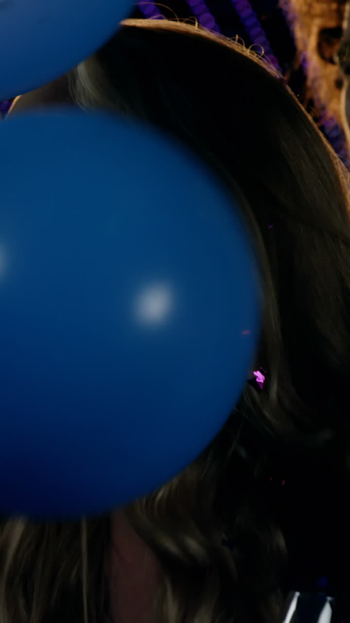 un grupo de amigos divirtiéndose en un bar