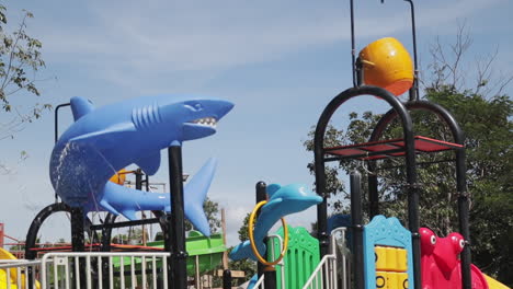 Kreativer-Kinderspielplatz-In-Einem-Ferienort---Totale