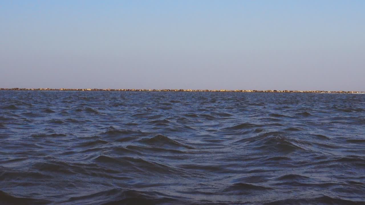 바람이 많이 부는 날, 제트 스키어들이 가까이 다가가는 만의 풍경