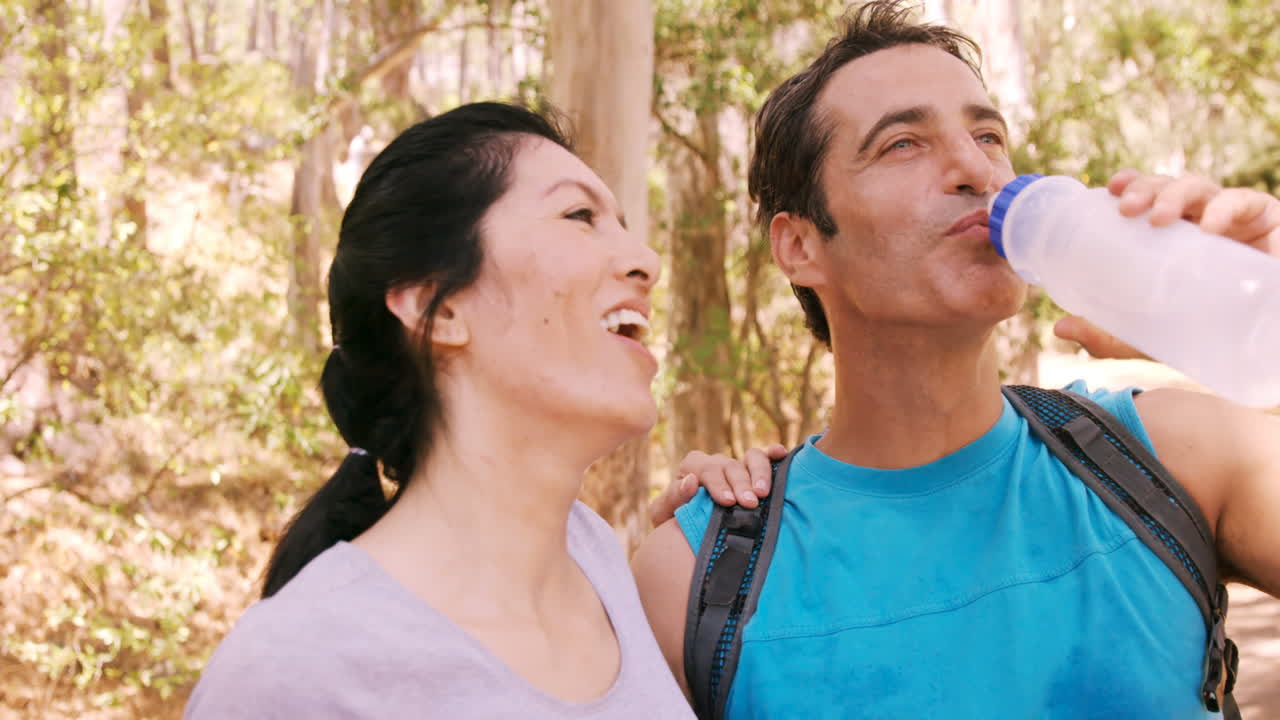 부부는 서로를 쳐다보고 미소 짓고 있습니다.