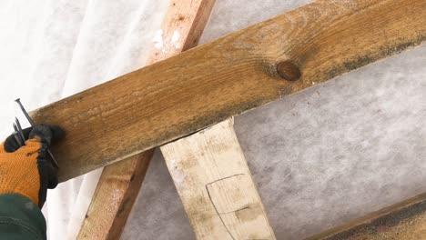 trabajos de construcción con madera y clavos