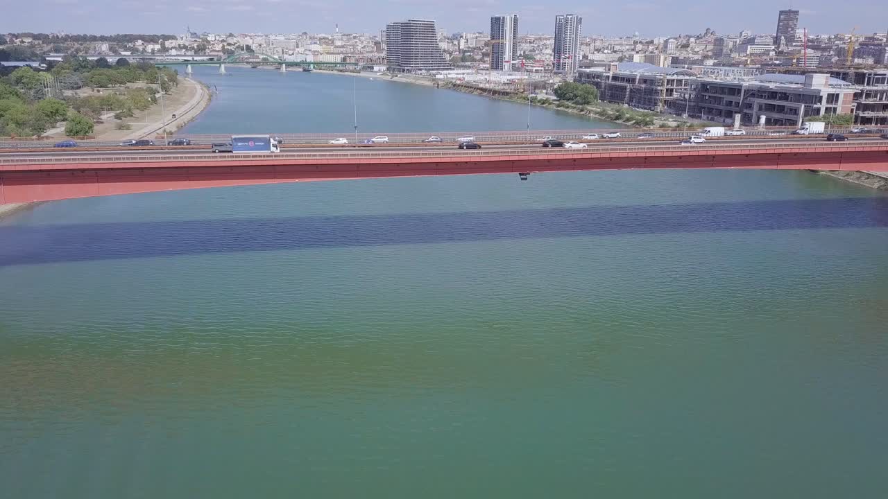 물가와 베오그라드 시와 함께 사바 강에 있는 가젤라 다리의 정적 포스트카드 스타일 공중 촬영