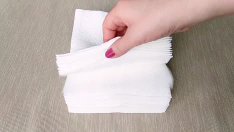 하얀 냅킨과 빨간 손톱을 가진 여자 손