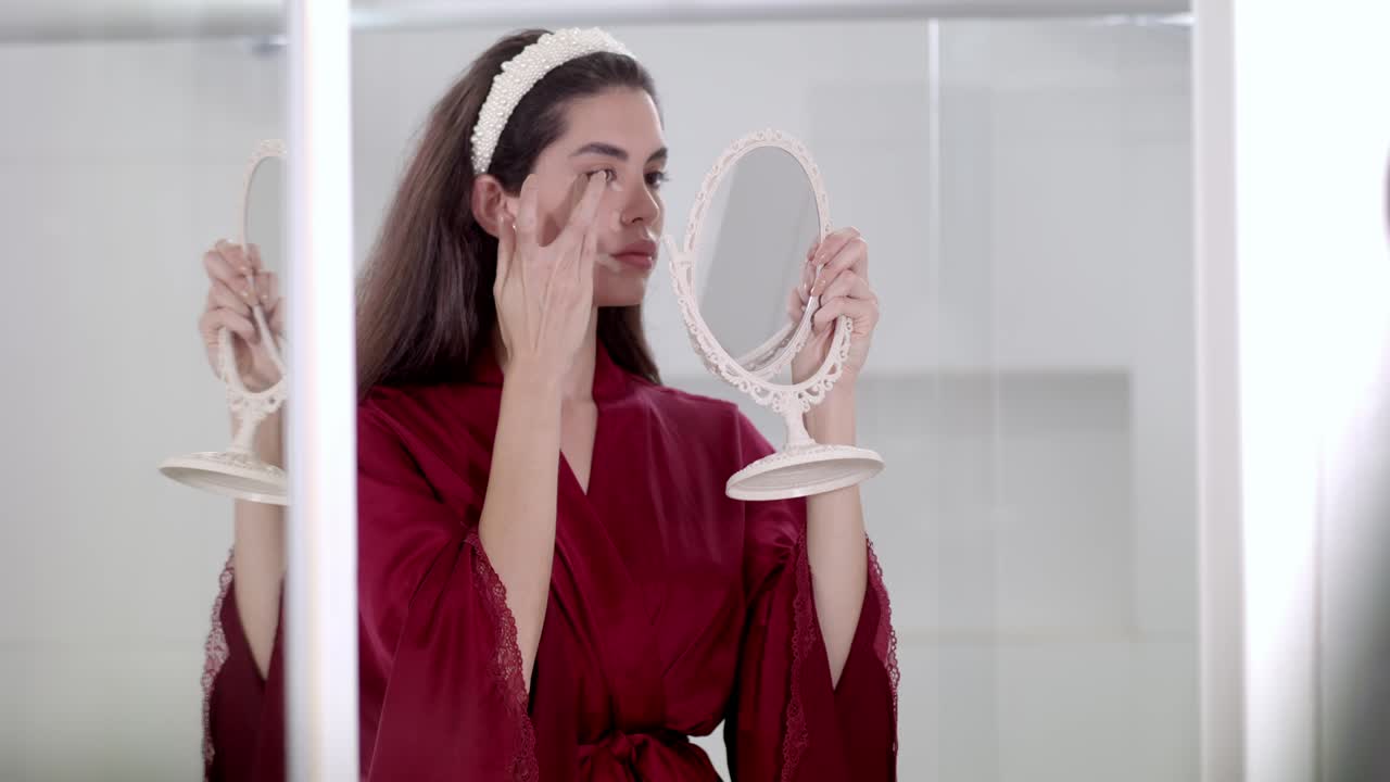 la modelo pasa tiempo reflexionando sobre la belleza delante de ella y la rutina de maquillaje